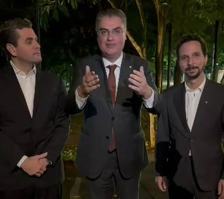 Em Brasília, Lafayette de Andrada (ao centro) ao lado de Hewerton Martins e Helber Galarce, durante anúncio sobre a MP 1304 e a geração distribuída.